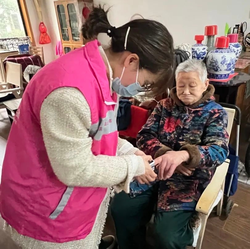 20230208点赞胡苗苗，深夜10点为老人送抗原3.jpg